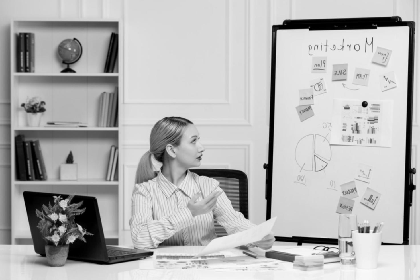 Espace de travail moderne avec outils de rédaction SEO